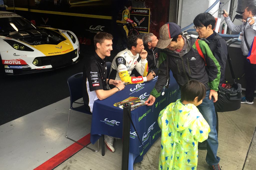 Mange japanske fans skulle en autograf fra den danske VM-debutant